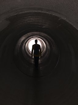 Světlo na konci tunelu - ilustrační obrázek